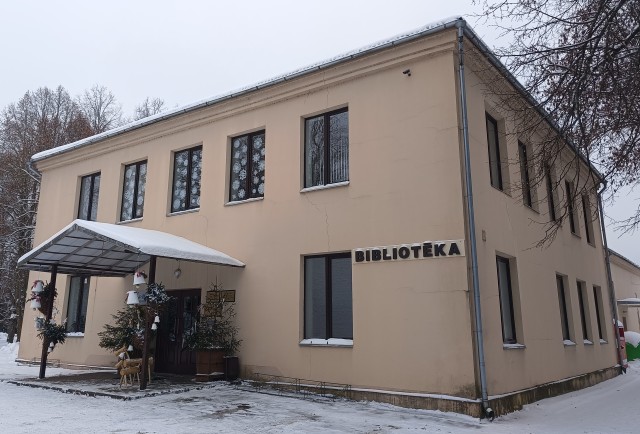 Tautas nama ēka, kur atrodas bibliotēkas telpas